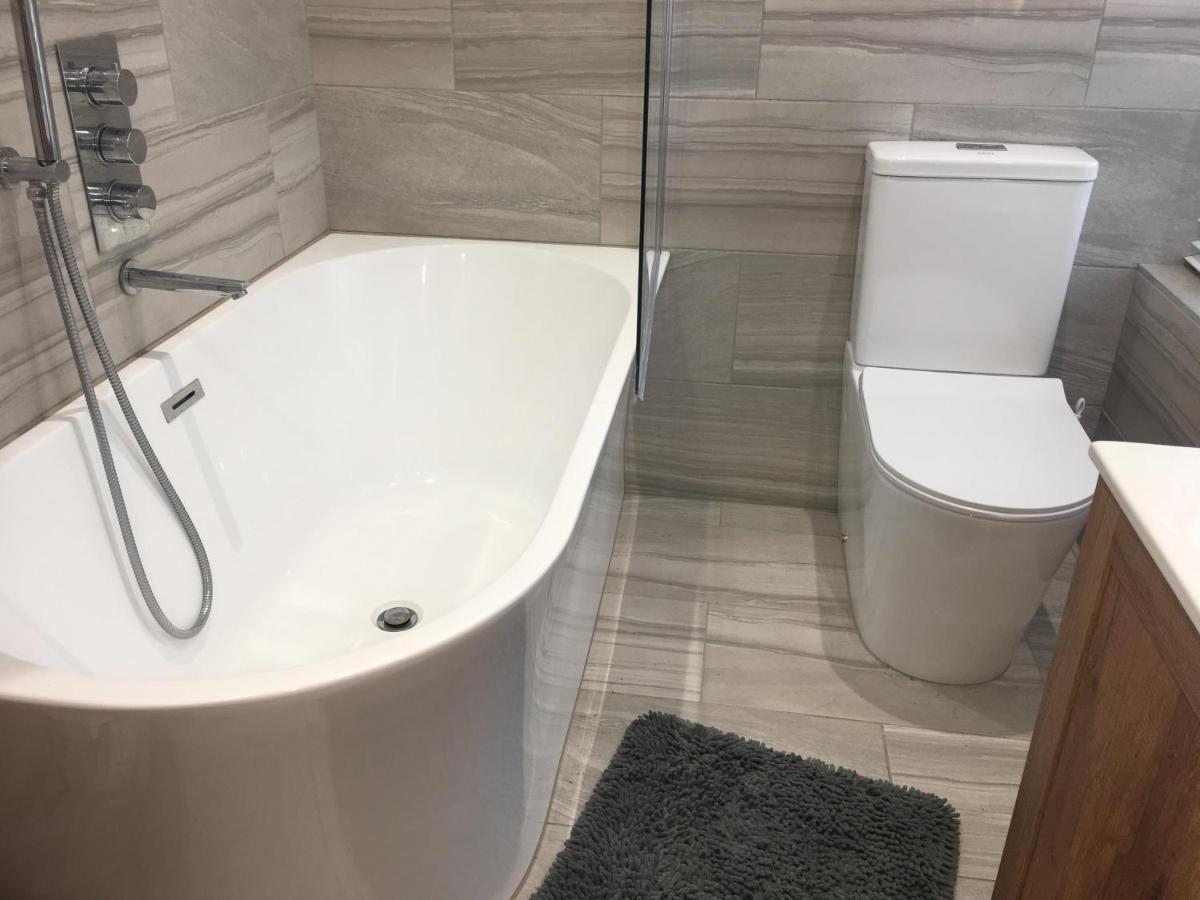 דירות Bagshot Pennyhill Camberley Ascot Luxury 2 Beds 1 Bath Sleeps 4 Pets Ok Permit Parking מראה חיצוני תמונה