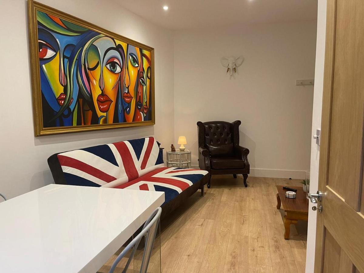 דירות Bagshot Pennyhill Camberley Ascot Luxury 2 Beds 1 Bath Sleeps 4 Pets Ok Permit Parking מראה חיצוני תמונה