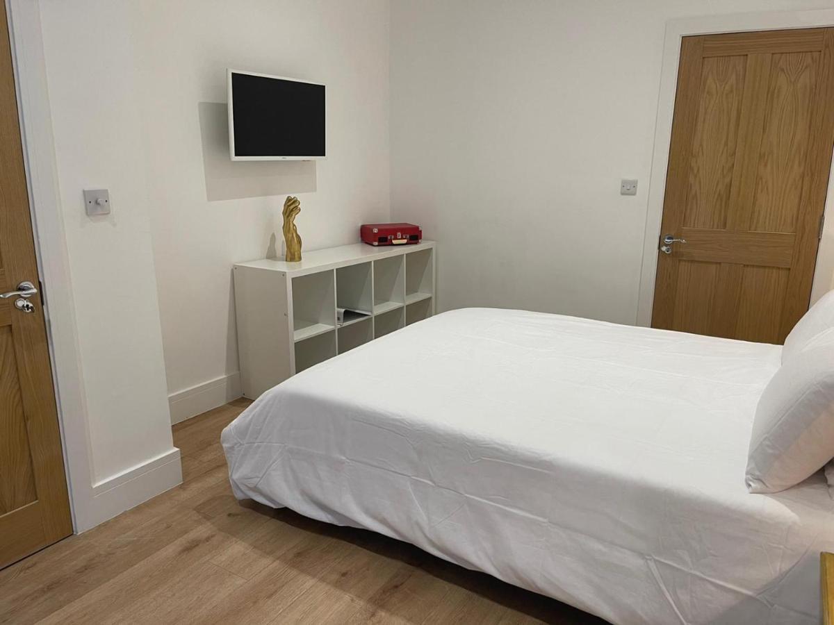 דירות Bagshot Pennyhill Camberley Ascot Luxury 2 Beds 1 Bath Sleeps 4 Pets Ok Permit Parking מראה חיצוני תמונה