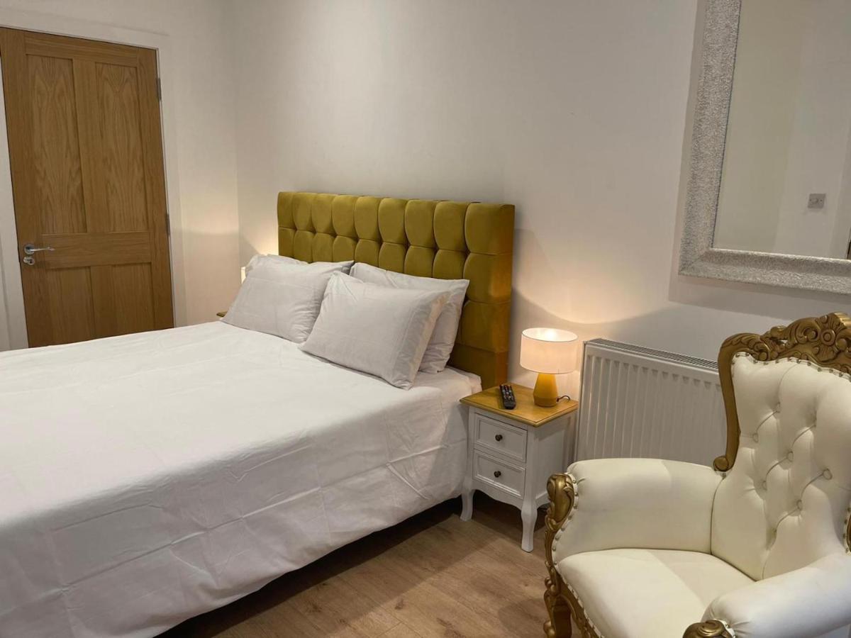 דירות Bagshot Pennyhill Camberley Ascot Luxury 2 Beds 1 Bath Sleeps 4 Pets Ok Permit Parking מראה חיצוני תמונה