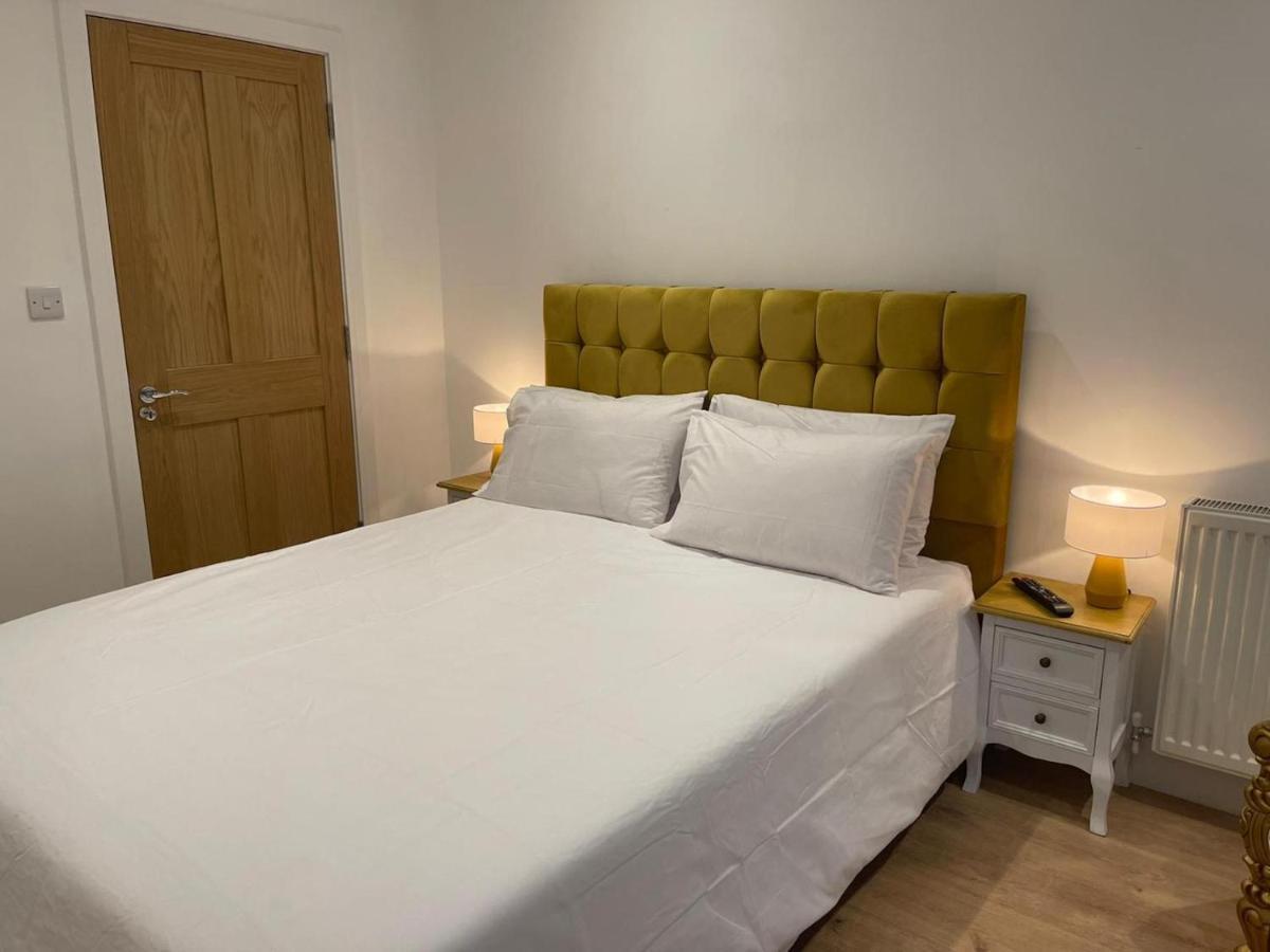 דירות Bagshot Pennyhill Camberley Ascot Luxury 2 Beds 1 Bath Sleeps 4 Pets Ok Permit Parking מראה חיצוני תמונה