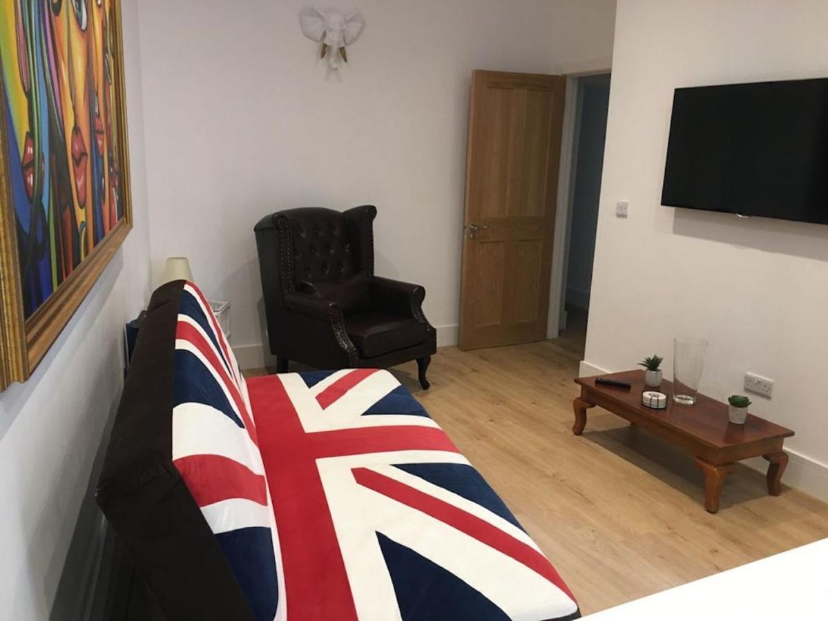 דירות Bagshot Pennyhill Camberley Ascot Luxury 2 Beds 1 Bath Sleeps 4 Pets Ok Permit Parking מראה חיצוני תמונה