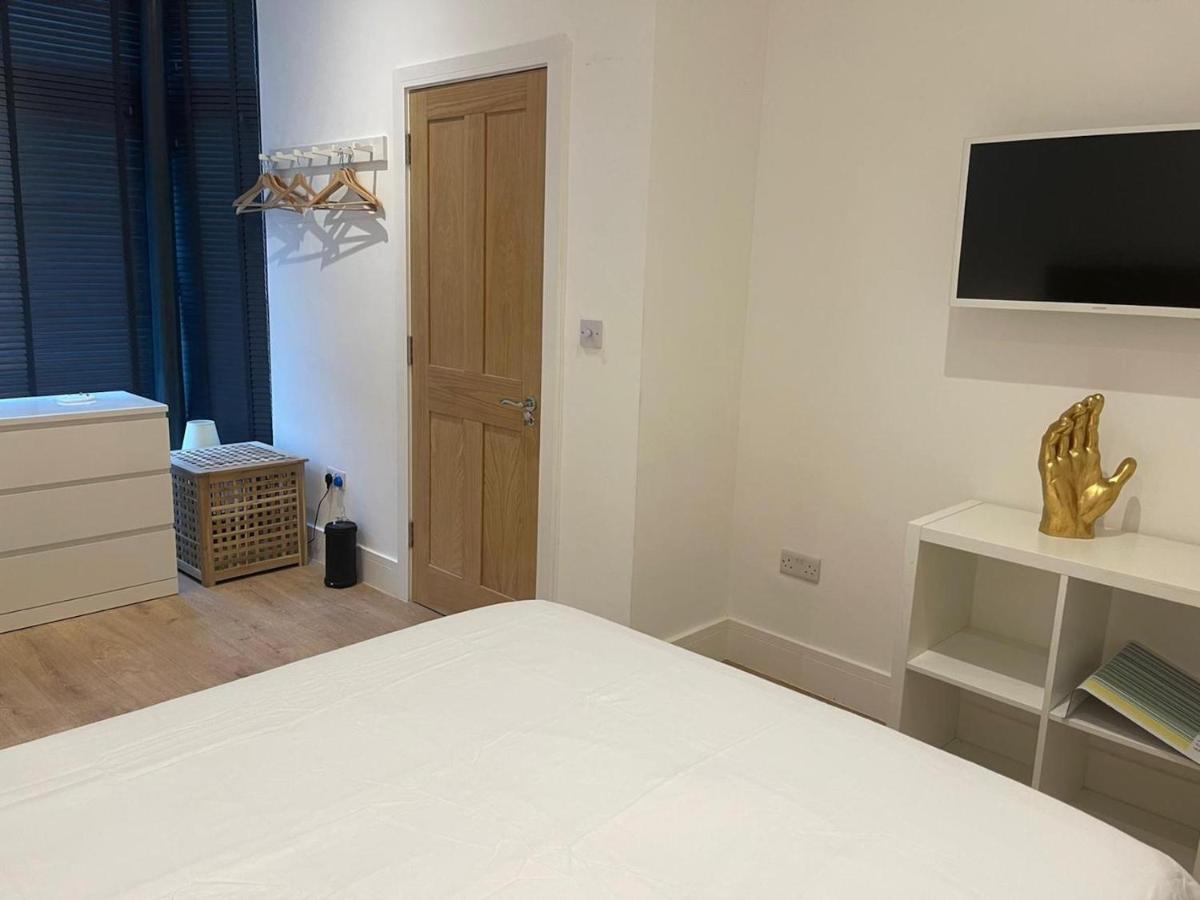 דירות Bagshot Pennyhill Camberley Ascot Luxury 2 Beds 1 Bath Sleeps 4 Pets Ok Permit Parking מראה חיצוני תמונה